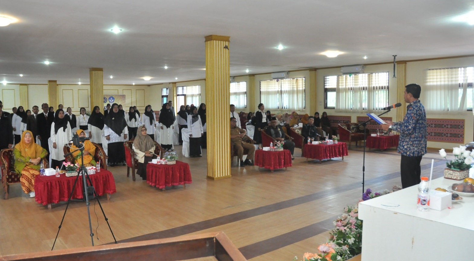 Rektor UM Tapsel saat membacakan sumpah profesi guru dalam program PPG di Aula UM Tapsel, Jalan M Arif, Kota Padangsidimpuan. (Ist)