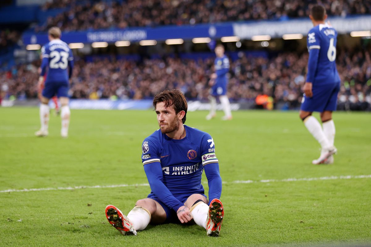 Pemain Chelsea tertunduk.