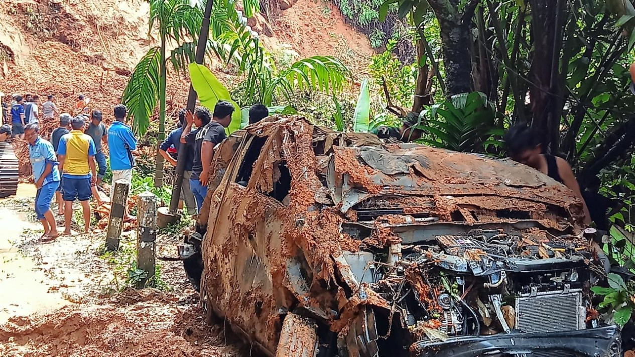 Tanah Longsor di Taput yang Tewaskan Sekeluarga, Alat Berat Evakuasi 7 mobil.