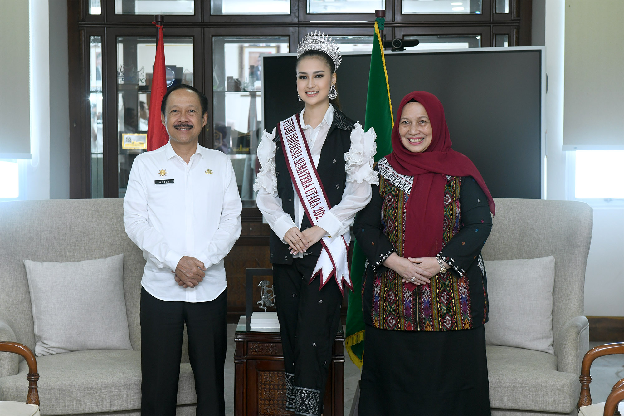 Sekdaprov Sumut Arief S Trinugroho bersama Ketua Dharma Wanita Persatuan Provinsi Sumut Dian Arief S. Trinugroho menerima audiensi Puteri Indonesia Sumut 2023, Nabiqah Anisa Salsabila Pasaribu.