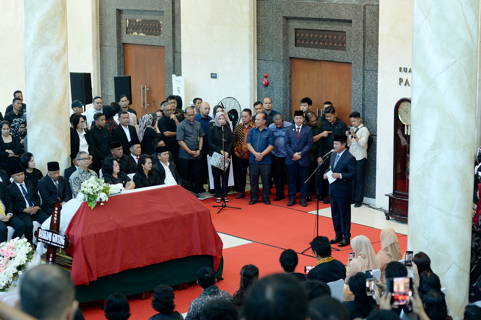 PENGHORMATAN: Pj Gubsu Hassanudin memberikan penghormatan terakhir atas berpulangnya Ketua DPRD Provinsi Sumut, Baskami Ginting ketika disemayamkan di Gedung DPRD Sumut, Sabtu (10/2/2024).
