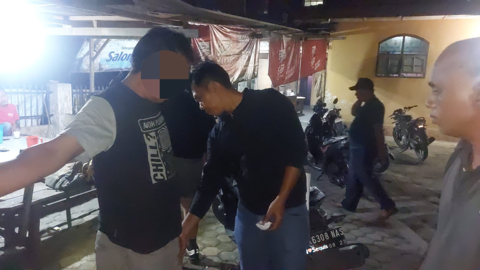 Personel Sat Narkoba Polres Tebingtinggi saat menangkap pelaku di warung tuak.