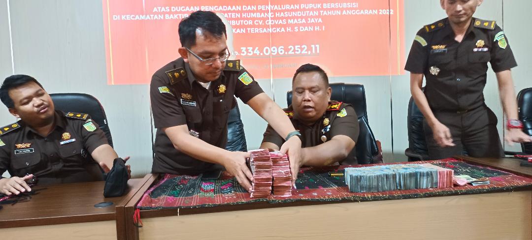 Kajari Humbahas Anthony, didampingi Kasi Pidsus Hendrik Tambunan, Kasi Pidum Herry Sanjaya, Kasi PB3R Ilmi Akbar Lubis dan Jaksa Fungsional Bidang Intelijen Niko Nainggolan melakukan relis pers.