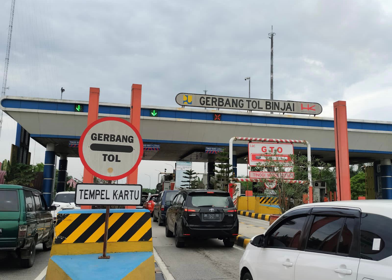 Gerbang tol Binjai. Pembiayaan pembangunan jalan tol ini didukung oleh PT SMI.