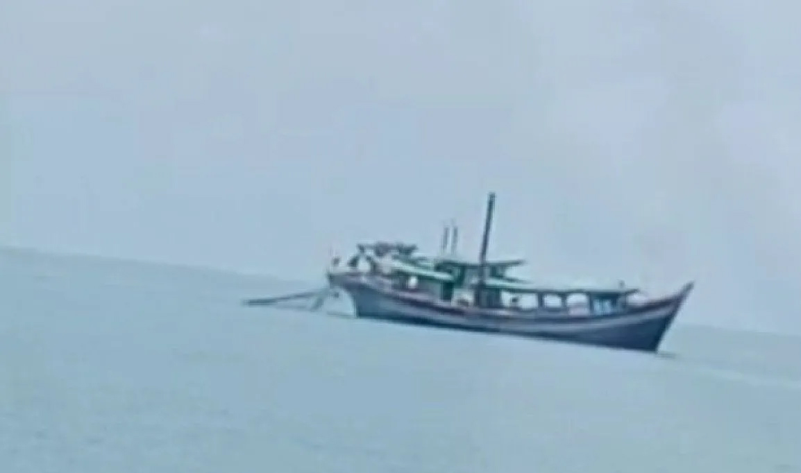 Salah satu kapal pukat trawl beroperasi di wilayah Pantai Barat,Samudra Hindia, Barat Sumatera. Tapanuli Tengah.