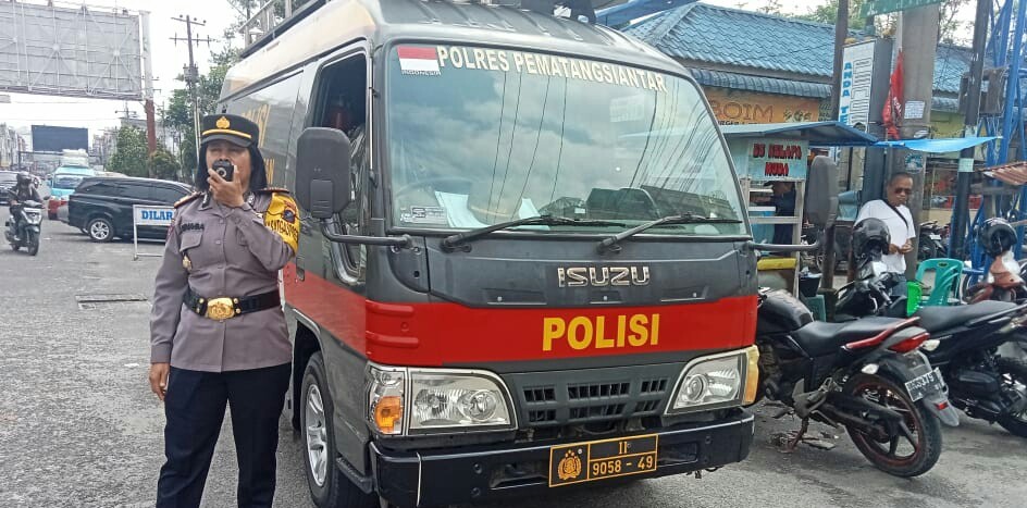 Kasat Binmas Polres Pematangsiantar AKP Jahrona Sinaga menyampaikan imbauan dan pesan-pesan kamtibmas kepada pengunjung Pasar Horas.