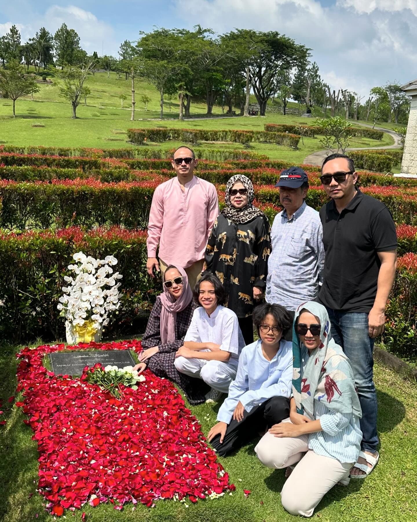 Bunga Citra Lestari unggah foto ziarah ke makam mantan suaminya bersama dengan suami barunya.