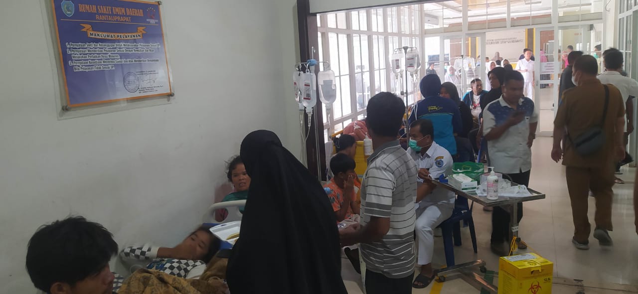Sejumlah pasien diduga keracunan makanan di RSUD Rantauprapat.
