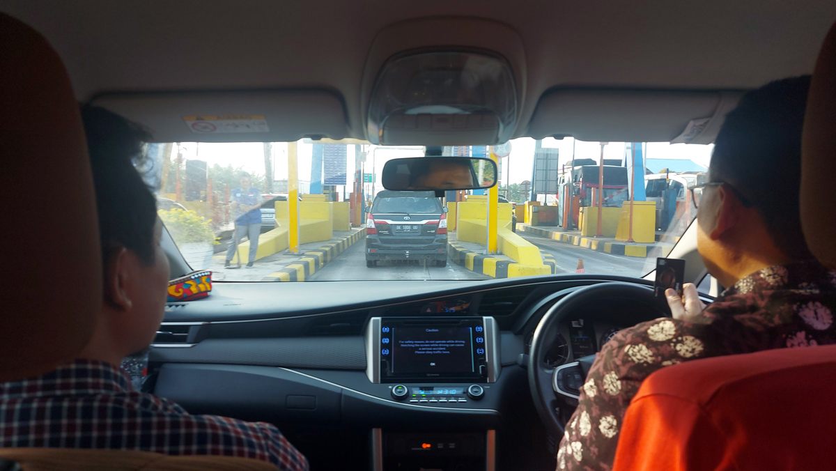 Cahyo Pramono, sedang bersiap keluar dari gerbang tol Tebingtinggi.