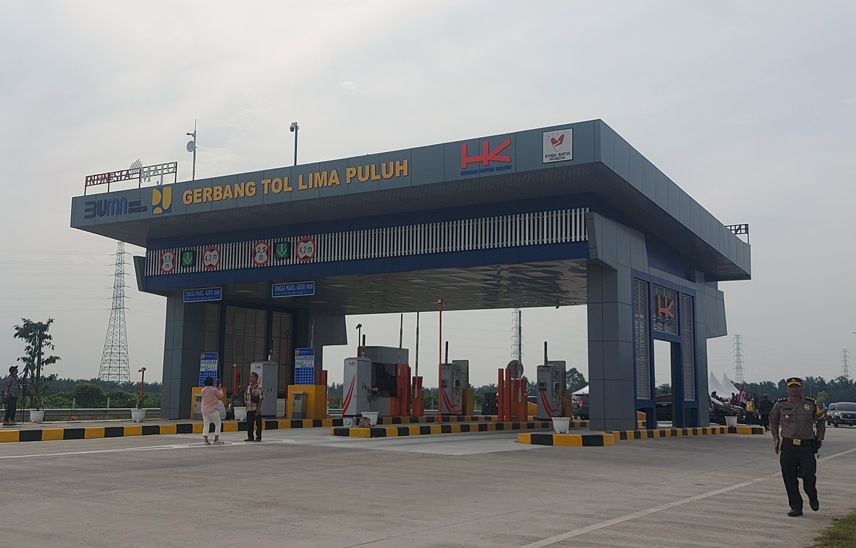 Gerbang Tol (GT) Lima Puluh di Jalan Indrapura &ndash; Kisaran, Sumatera Utara.