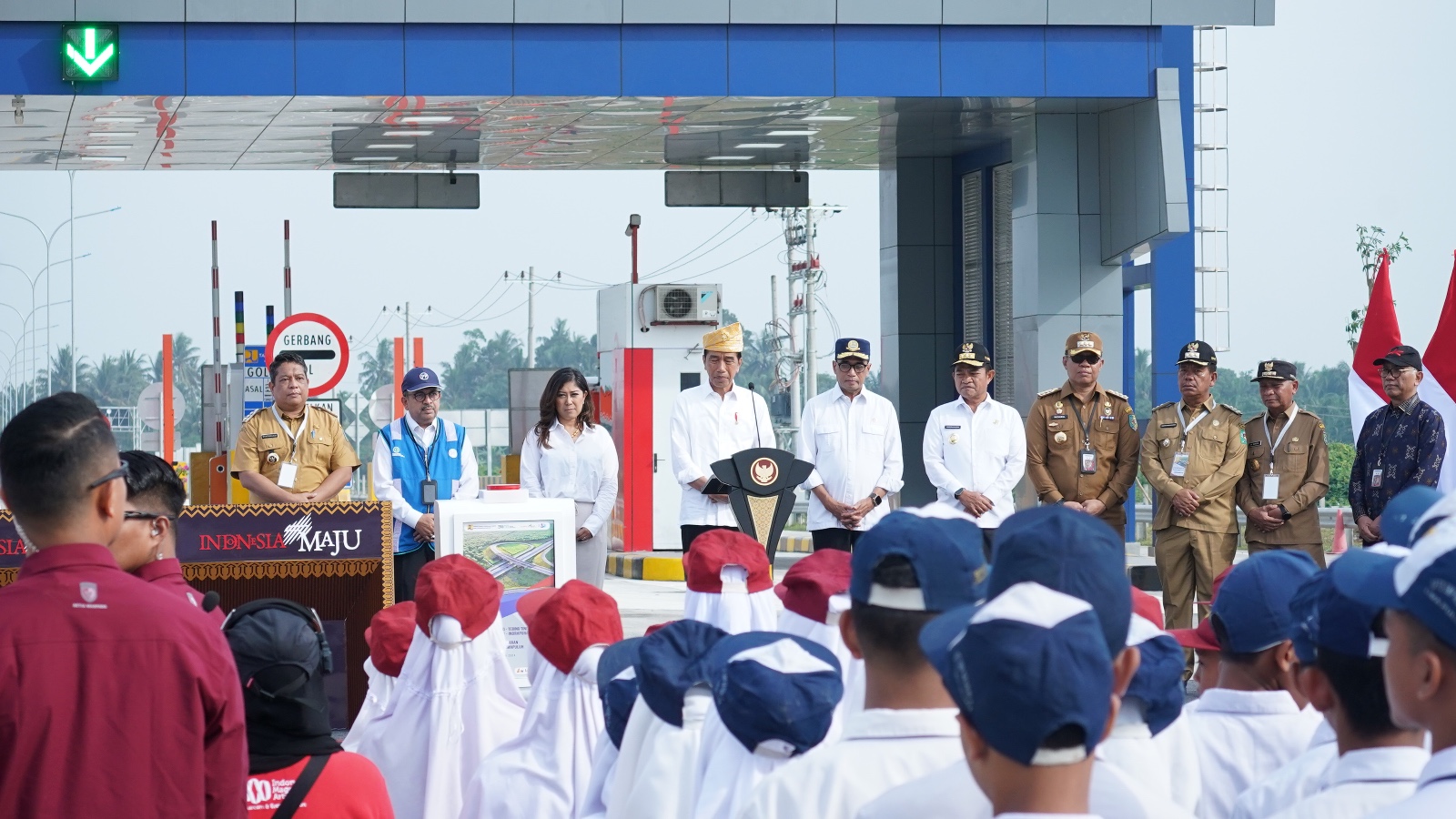 Presiden RI Joko Widodo didampingi oleh Pj Gubernur Sumut Hassanudin meresmikan Ruas Tol Kuala Tanjung - Tebingtinggi - Parapat  Seksi Tebingtinggi - Indrapura dan Seksi Indrapura - Limapuluh.