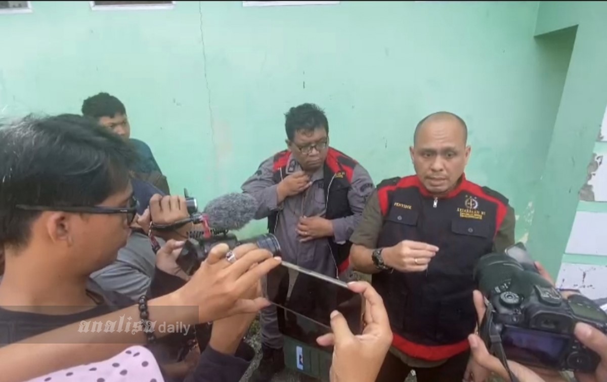 Kasi Pidsus Kejari Pematangsiantar Symon Morris Sihombing memberikan keterangan terkait penggeledahan di Kantor DLH Pematangsiantar.