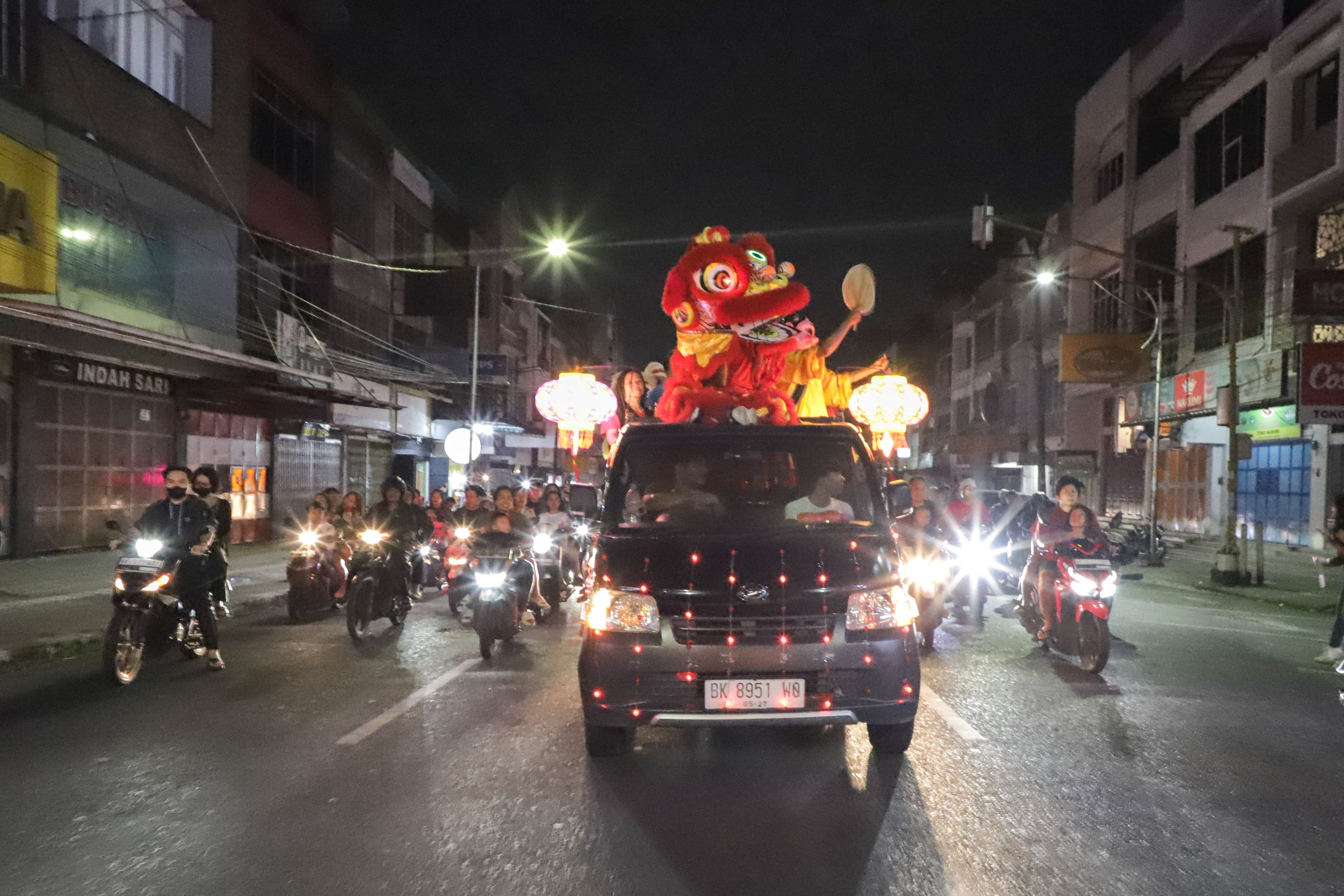 Pawai Barongsai di Malam Cap Go Meh di Kota Pematangsiantar.