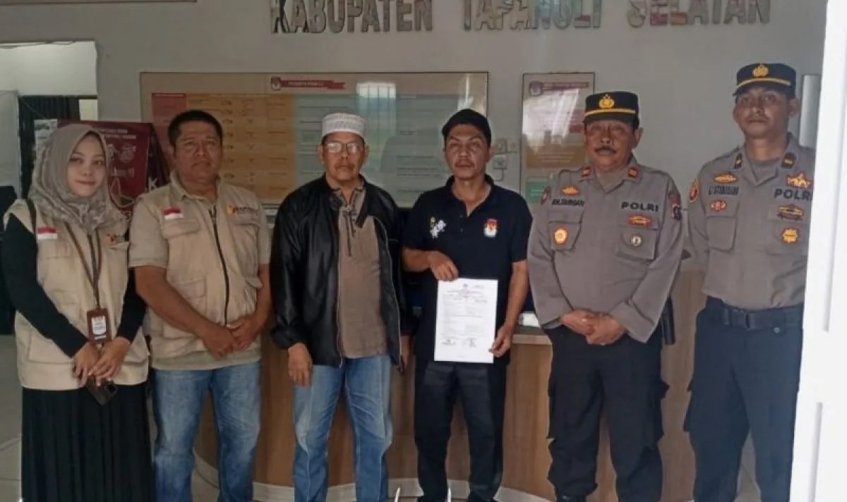 Petugas Komisi Pemilihan Umum Tapanuli Selatan saat menerima Kotak Logistik dari salah satu kecamatan.