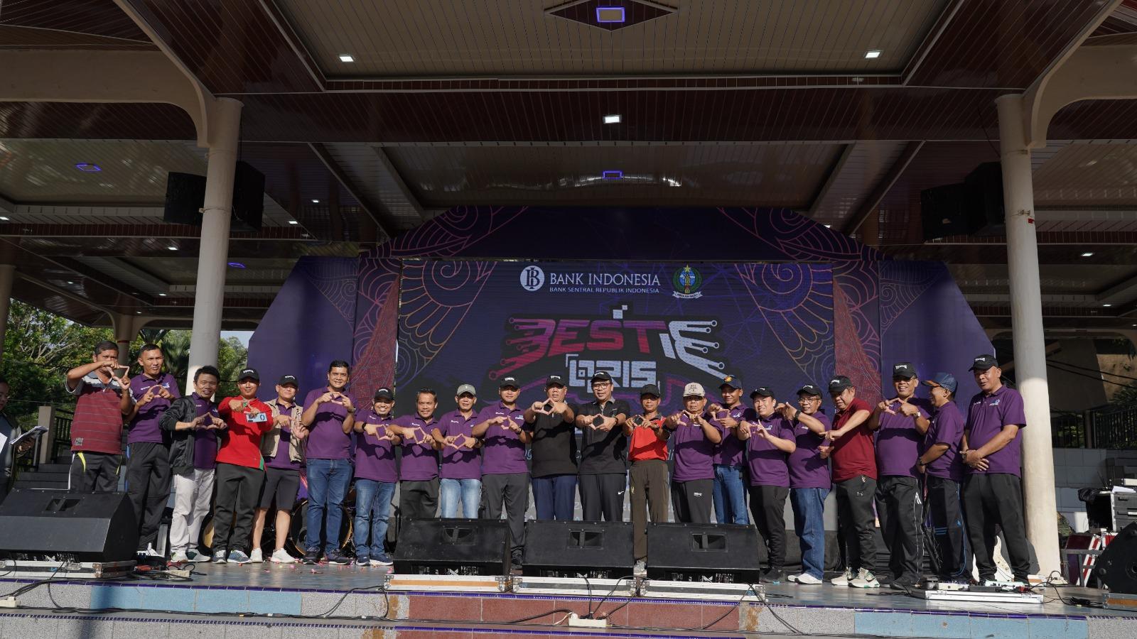 Kepala KPw BI Sibolga Yuliansah Andrias, Sekda Sibolga M. Yusuf Batubara dan jajarannya foto bersama usai pembukaan legiatan Bestie QRIS 2024, Sabtu (24/2) di Lapangan Simaremare Sibolga.