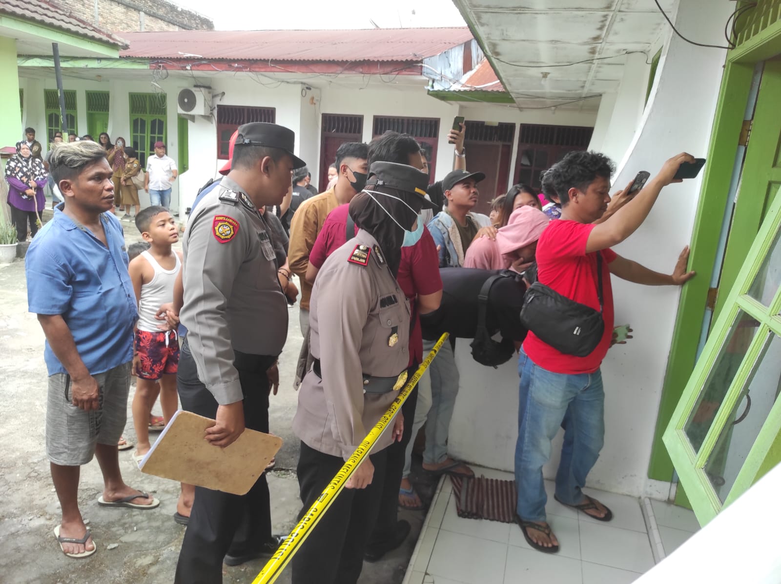 Proses evakuasi jenazah korban dari kamar kos-kosan.