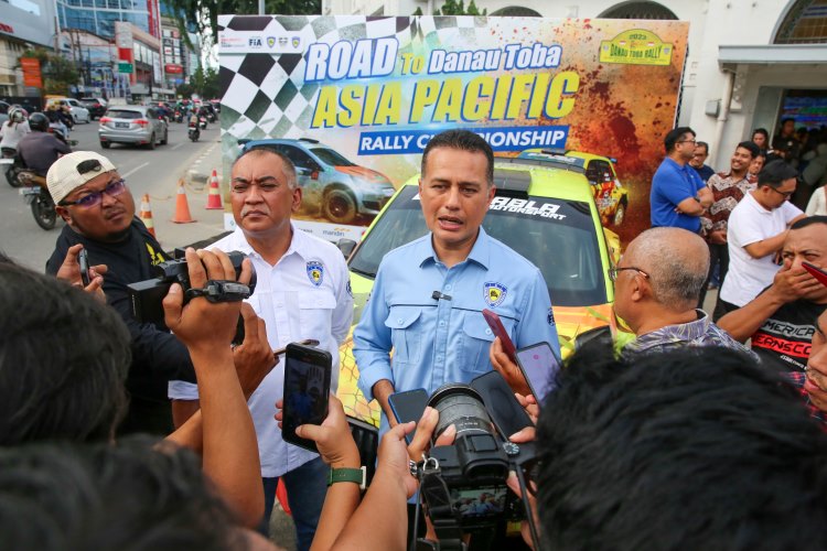 Ketua Ikatan Motor Indonesia Provinsi Sumatera Utara, Harun Mustafa Nasution (baju putih) bersama Wagubsu saat itu, Musa Rajekshah menjawab wartawan soal event APRC.