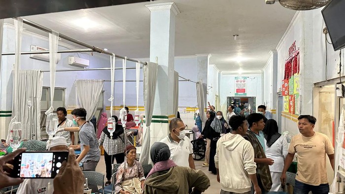 Para korban keracunan gas diduga dari PT SMGP saat dirawat di rumah sakit.