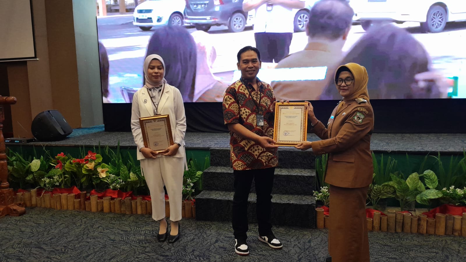 Bank Rakyat Indonesia (BRI) kantor cabang Pematang Siantar,  meraih penghargaan Corporate Social Responsibility (CSR) dari Pemko Pematang Siantar.