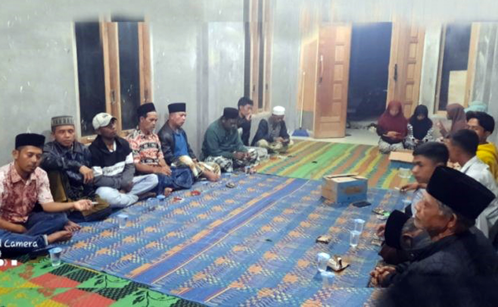 Musyawarah desa di rumah H. Muhammad Isa Tanjung, diikuti oleh Kepala desa dan Perangkatnya, BPD, wakil kelompok serta tokoh masyarakat setempat, Senin (26/2/24).