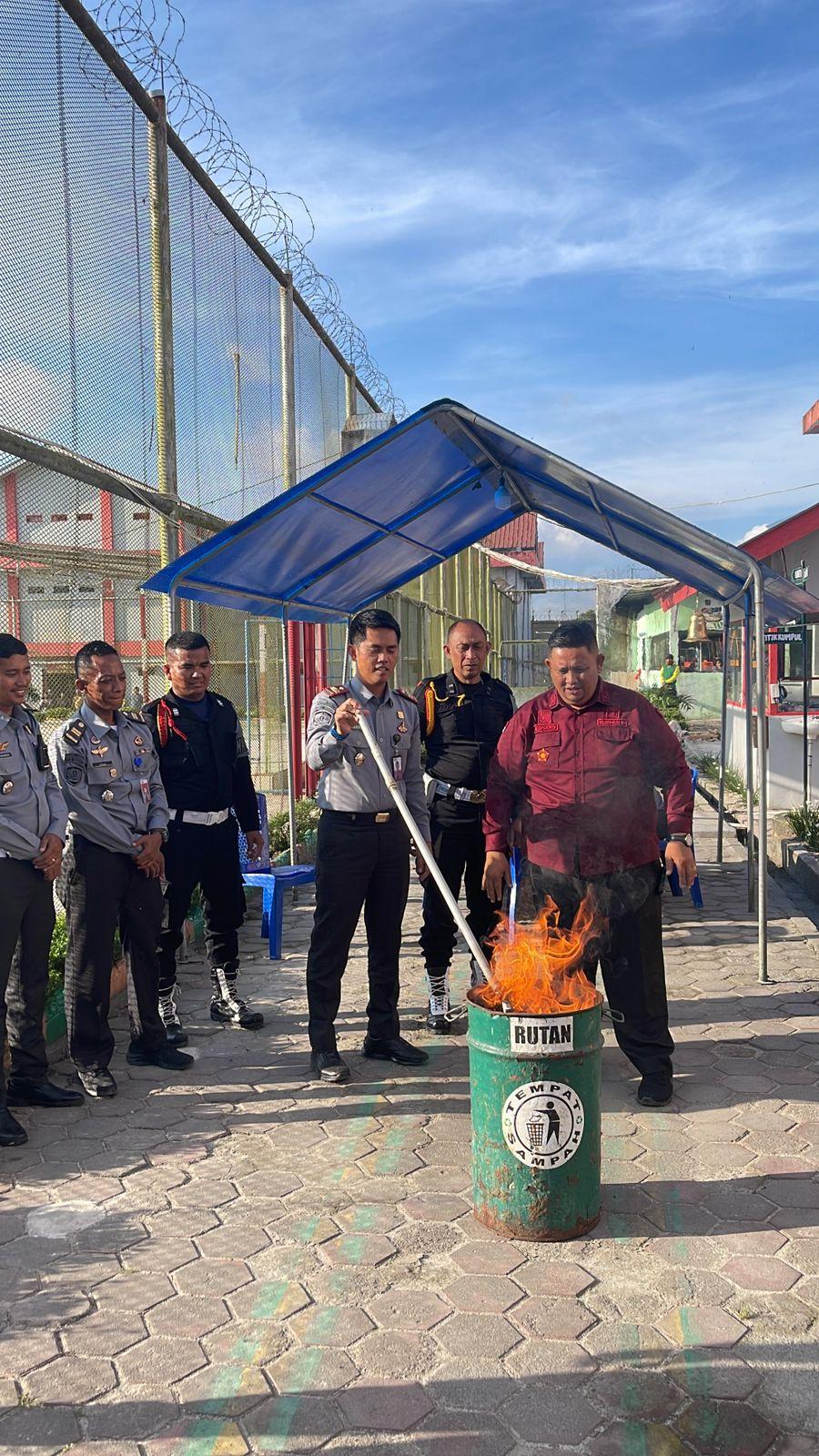 Tim Kanwil Kemenhumkam Sumut didampingi Petugas Rutan Kelas IIb Humbang Hasundutan melakukan pemusnahan barang yang ditemukan saat penggeledahan dikamar hunian warga binaan.