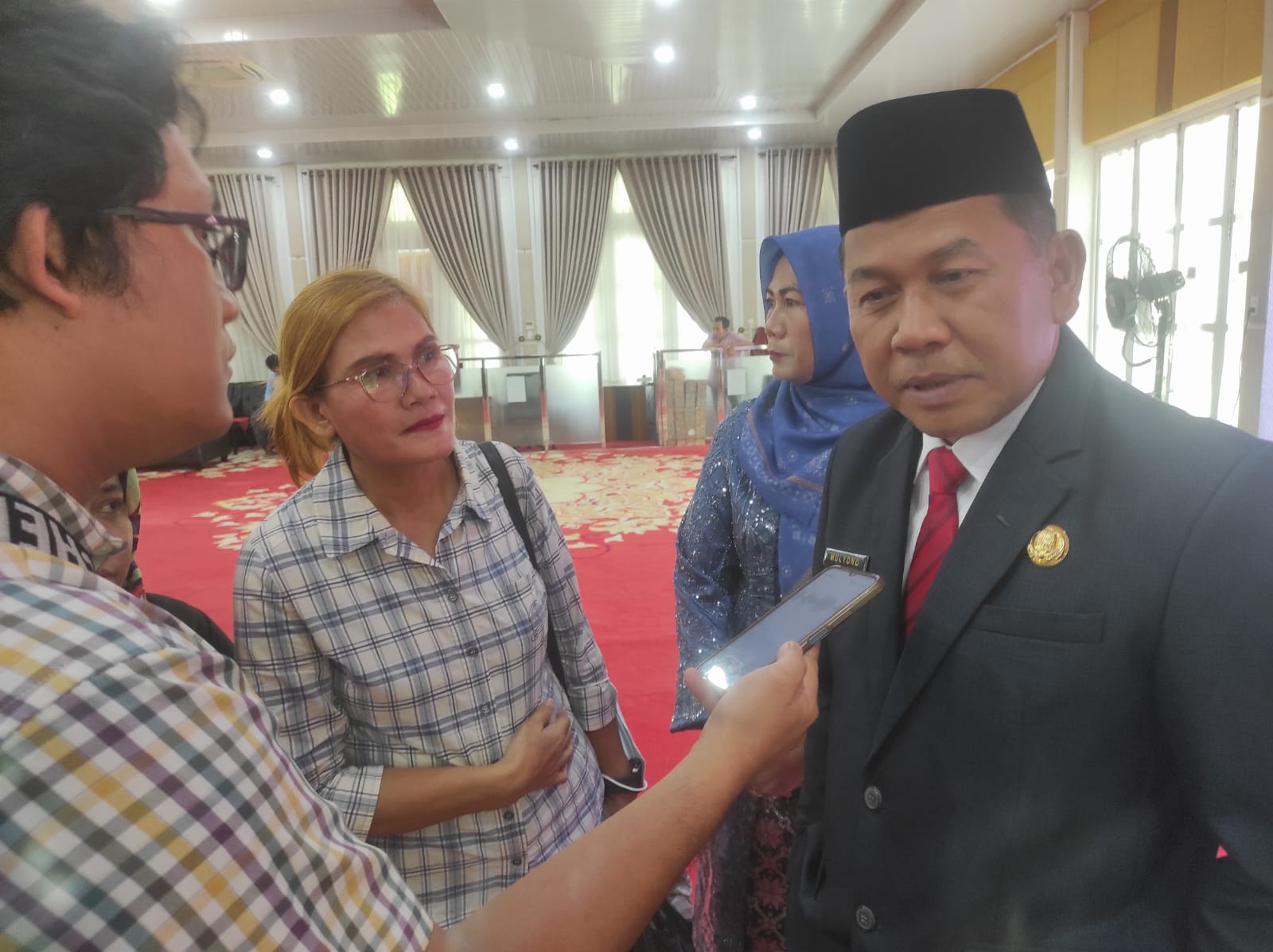 Kepala Dinas Pekerjaan Umum dan Penataan Ruang Sumatera Utara, Mulyono menjawab wartawan soal proyek Rp2,7 T. (PRAN/METRODAILY)