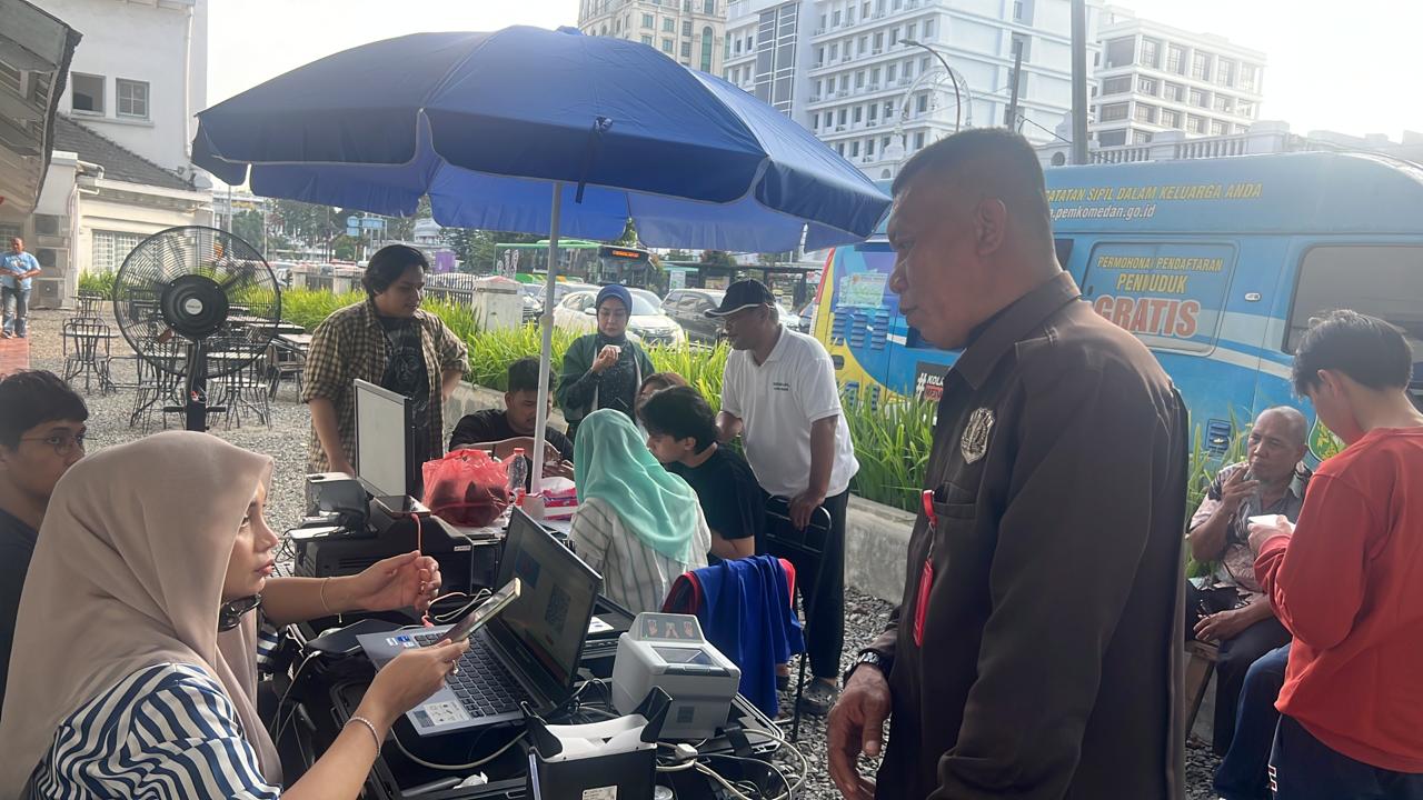Layanan keliling dengan menggunakan mobil ini dilakukan Disdukcapil di pusat kota tepatnya di depan Pos Bloc.