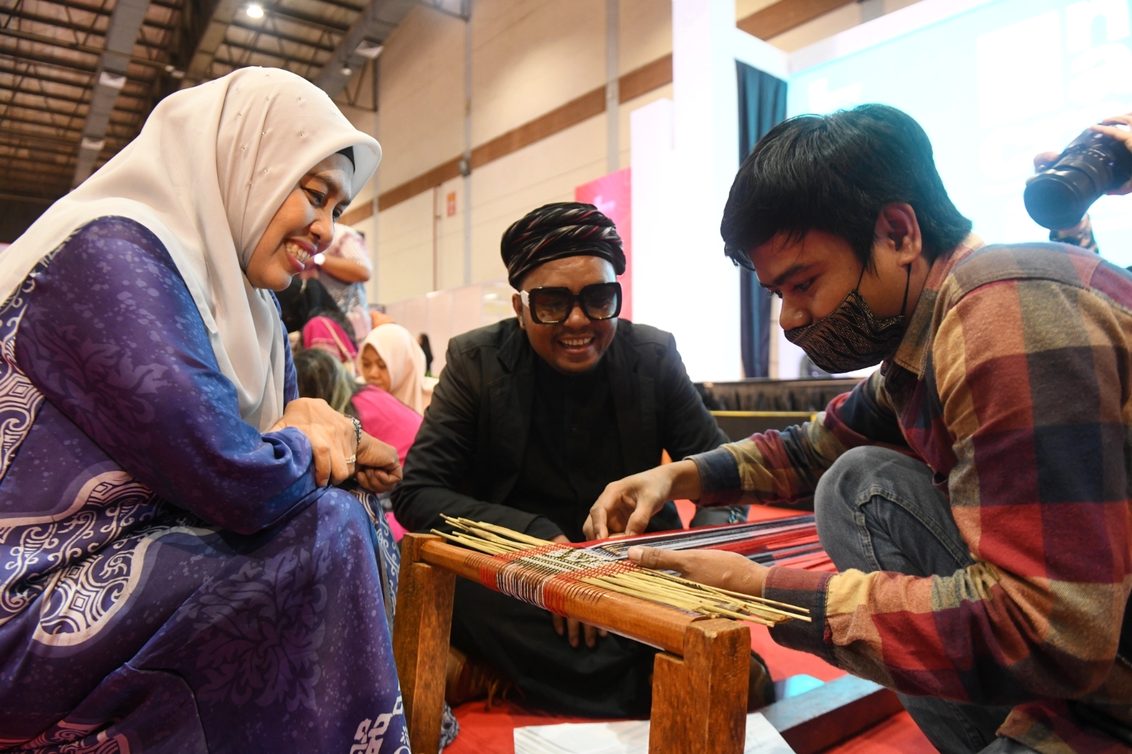 Ketua Dekranasda Sumut, Dessy,  memerhatikan peserta pelatihan pembuatan sortali pada event Inacraft 2024 di JCC Senayan, Jakarta, Kamis (29/2). Ist