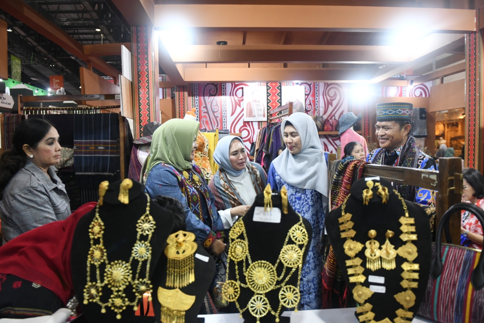 Pj Gubsu Hassanudin mengunjungi seluruh stan asal Provinsi Sumut yang mengikuti pameran kerajinan terbesar di ASEAN yakni Inacraft 2024 di JCC Jakarta, Kamis (29/2). Ist