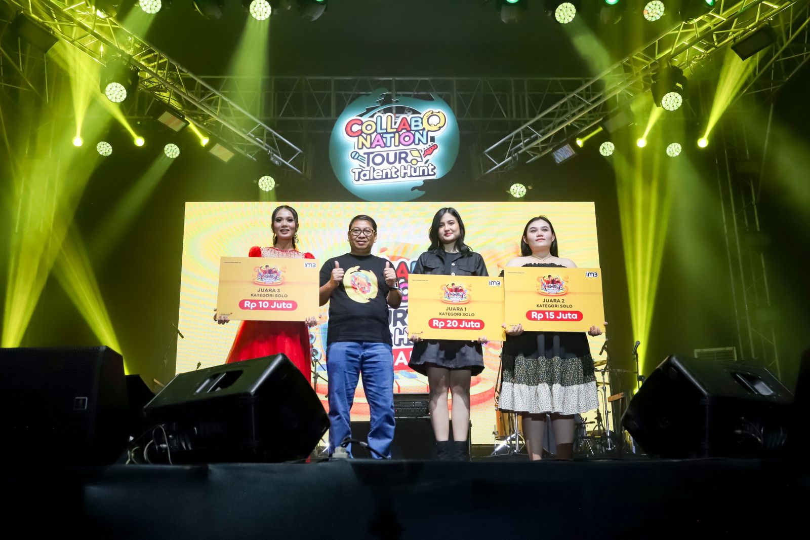 Yohana Tania Marbun meraih Juara 1 Solois pada Final Collabonation Tour Konser Musik Keliling Indonesia yang digelar Indosat Ooredoo Hutchison melalui brand IM3, di Pardede Hall Medan.