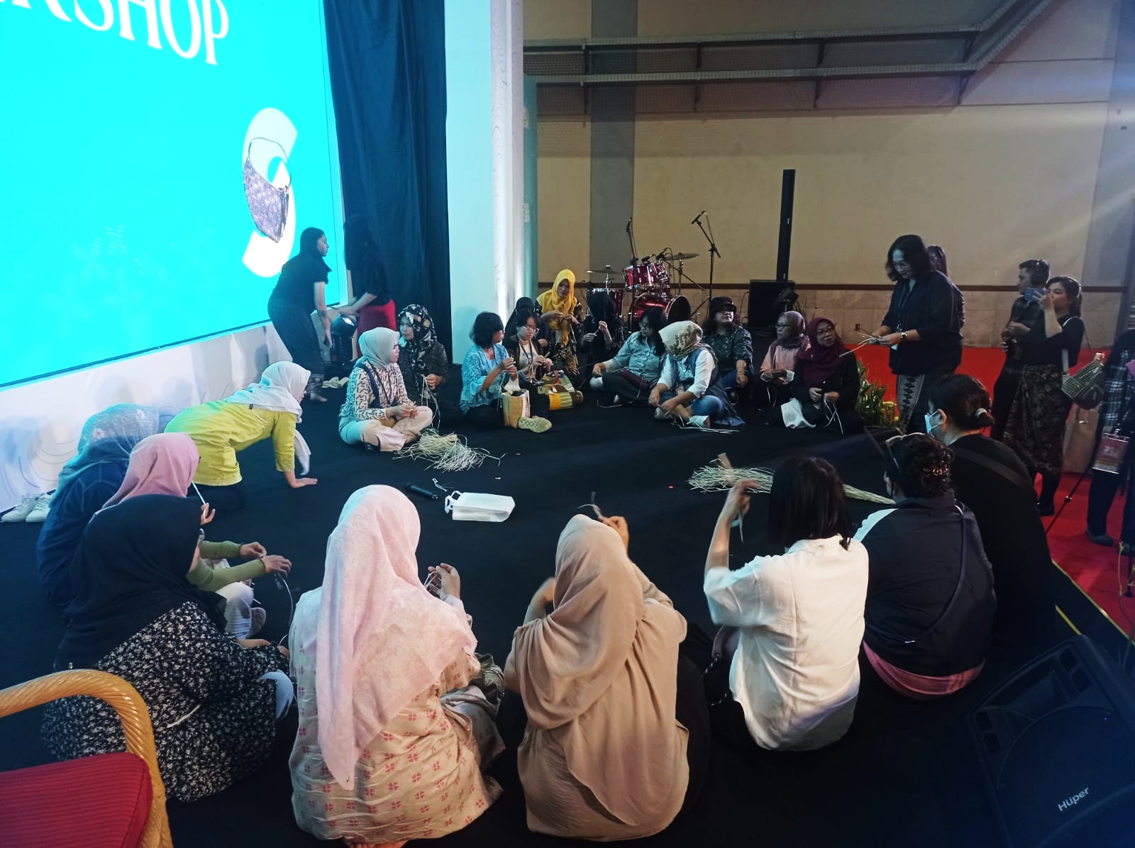 Para peserta antusias melakukan praktek Craft Workshop yang dipersembahkan Dekranasda Sumut di panggung utama Inacraft, JCC, Jakarta pada Sabtu 2 Maret 2024.
