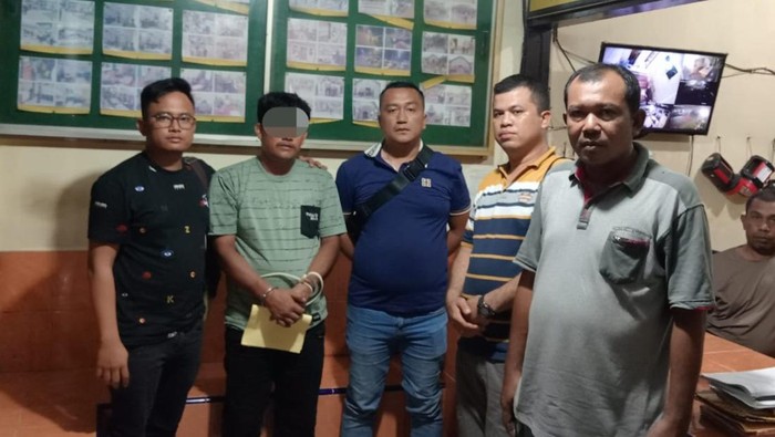 Pelaku Benri saat diamankan pihak kepolisian. (Foto: Dok. Polres Samosir)