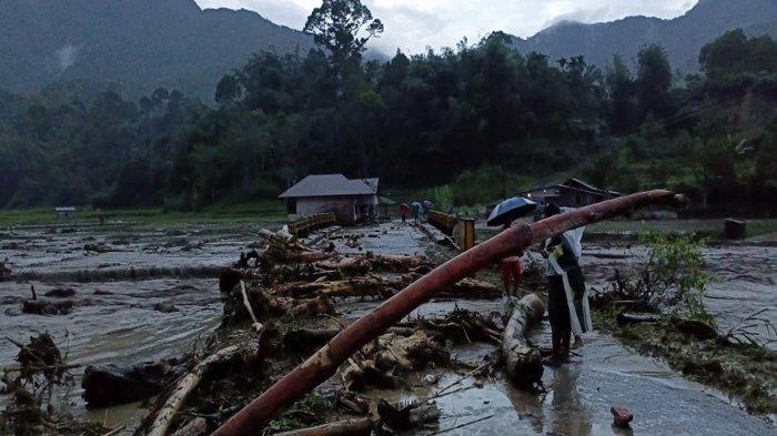 Banjir bandang terjadi di Desa Sionom Hudon Julu, Kecamatan Parlilitan, Kabupaten Humbang Hasundutan. (Foto: FB)