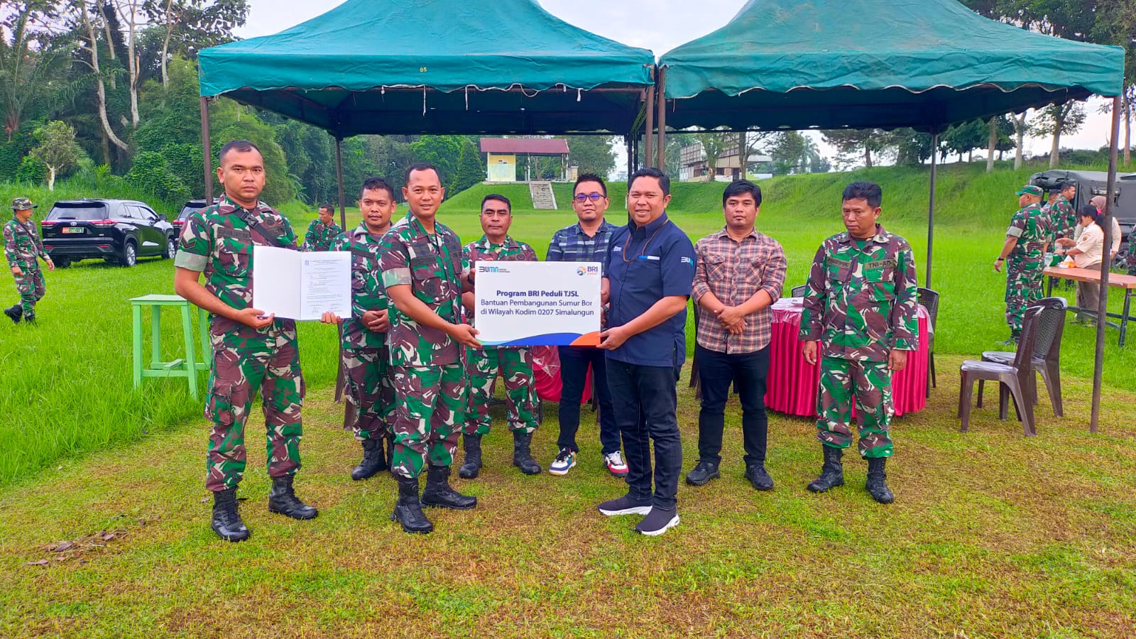 Pemimpin Cabang Bank Rakyat Indonesia (BRI) Pematang Siantar, Yanri Eka Putra, saat menyerahkan bantuan CSR secara simbolis melalui  0207 Simalungun, pada 15 Februari 2024 baru lalu.