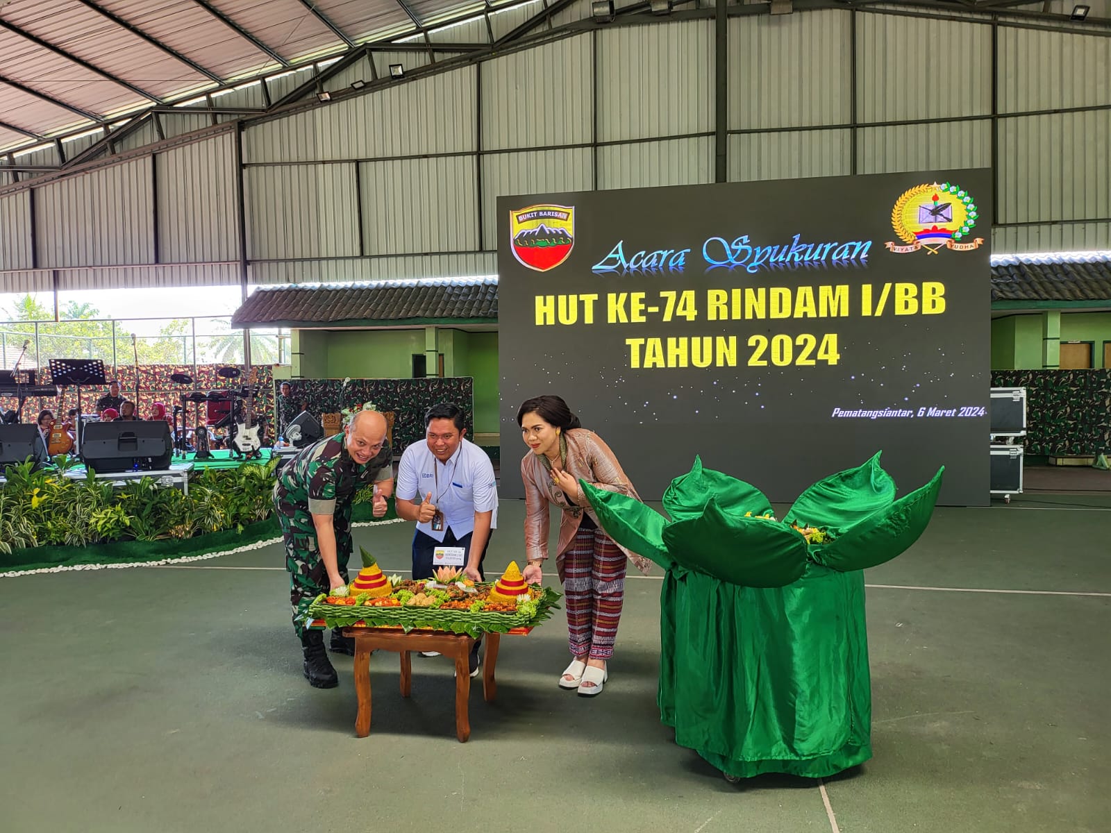 Pemimpin Cabang Bank Rakyat Indonesia (BRI) Pematang Siantar, Yanri Eka Putra, menghadiri syukuran peringatan HUT Rindam 1/ Bukit Barisan, di Lapangan Tenis Indoor A. H. Nasution Rindam I/BB, Siantar.