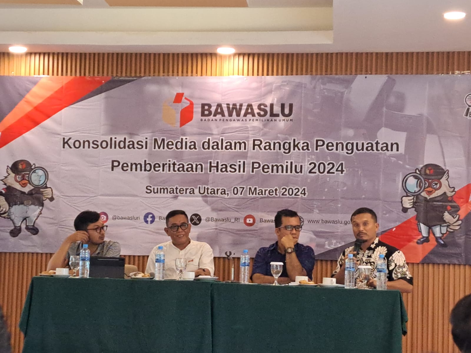 Jajaran Bawaslu Sunut menyampaikan keterangan pers usai diskusi bersama rekan-rekan media, Kamis 7 Maret 2024.