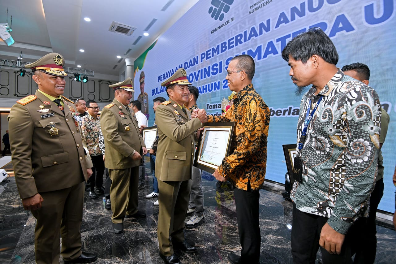 Pj Gubsu Hassanudin didampingi Kadisnaker Sumut, Ismael Parenus Sinaga menyerahkan reward kepada asosiasi pengusaha dalam peringatan Bulan K3 Provinsi Sumut 2024, Jumat (8/3). (PRAN HSB/METRODAILY)