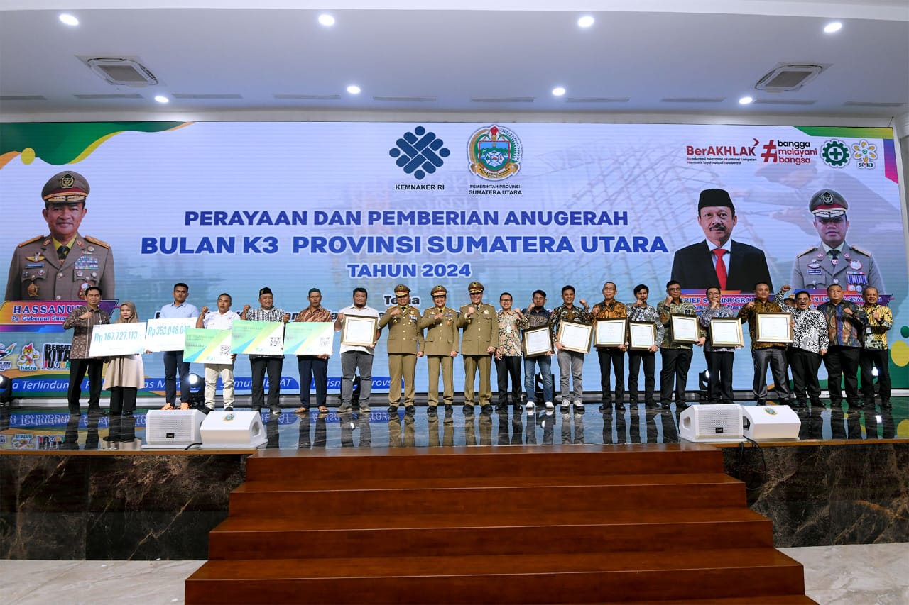 Pj Gubsu Hassanudin, Kadisnaker Sumut, Dr Ismael Parenus Sinaga diabadikan bersama para asosiasi pengusaha dan asosiasi pekerja dalam peringatan Bulan K3 2024. Ist