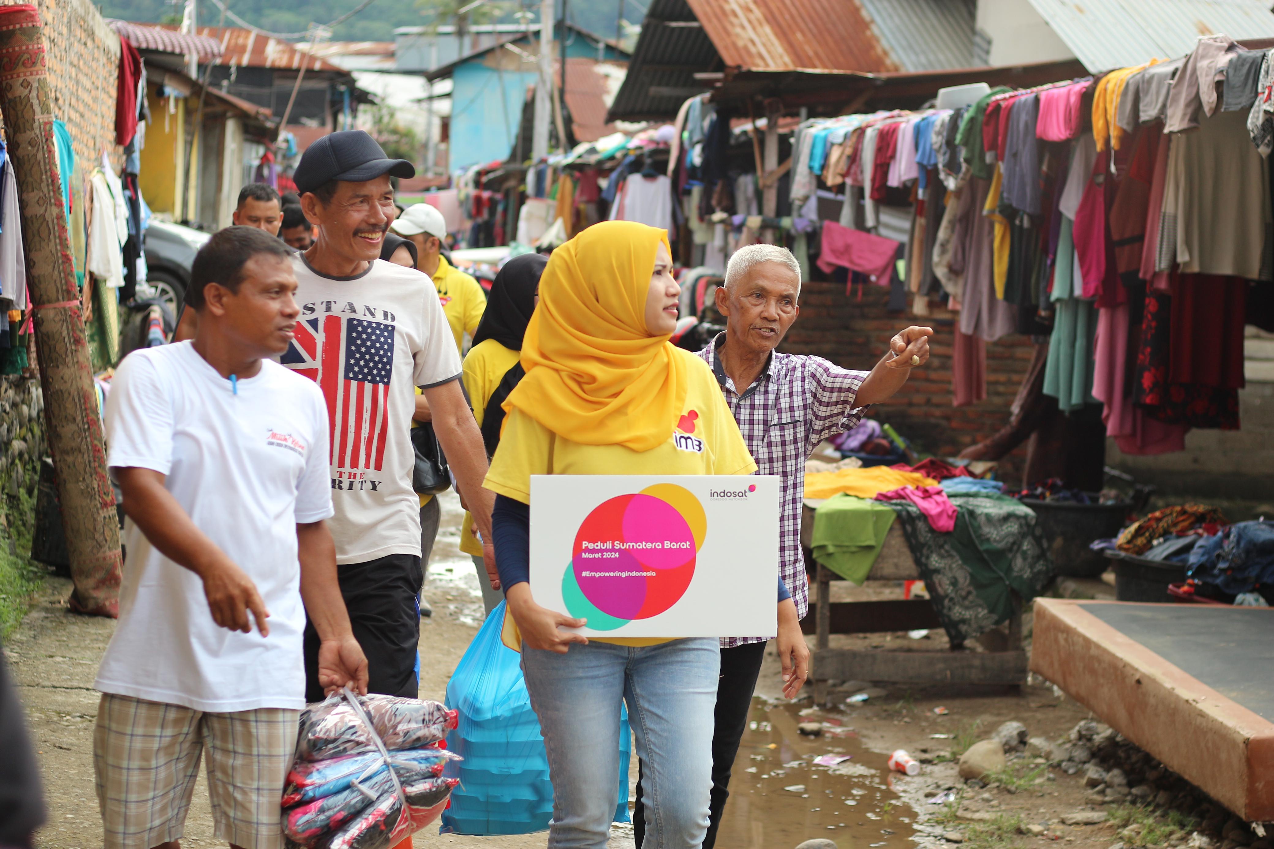 Penyerahan bantuan dilaksanakan oleh perwakilan Indosat Sumatera Barat kepada Camat Lubuk Begalung, Andi di SDN 32 Banuaran.