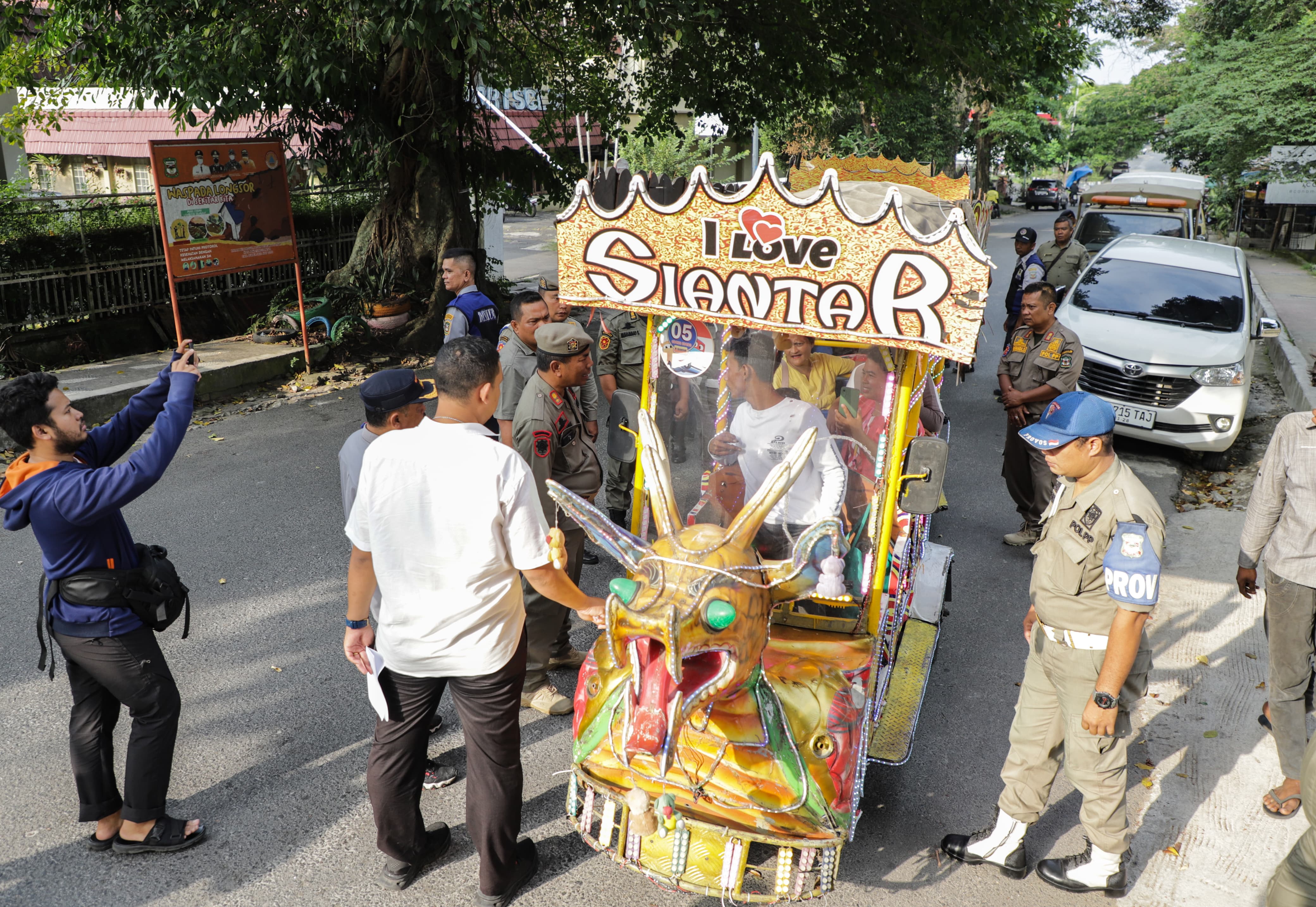 Sosialisasi, penindakan, dan penataan odang-odong. (foto: Diskominfo Siantar)
