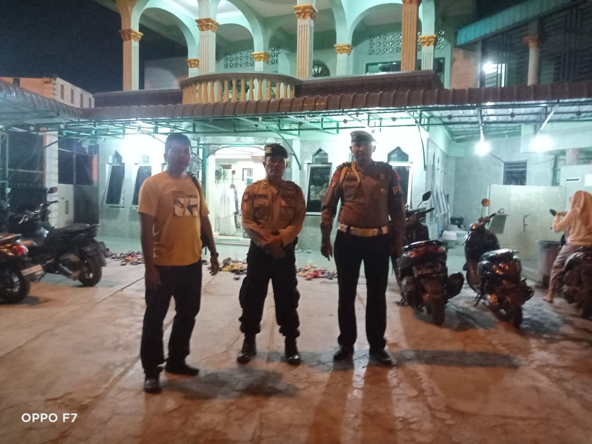 Personel Polres Tanjungbalai mengamankan beberapa masjid saat salat tarawih.