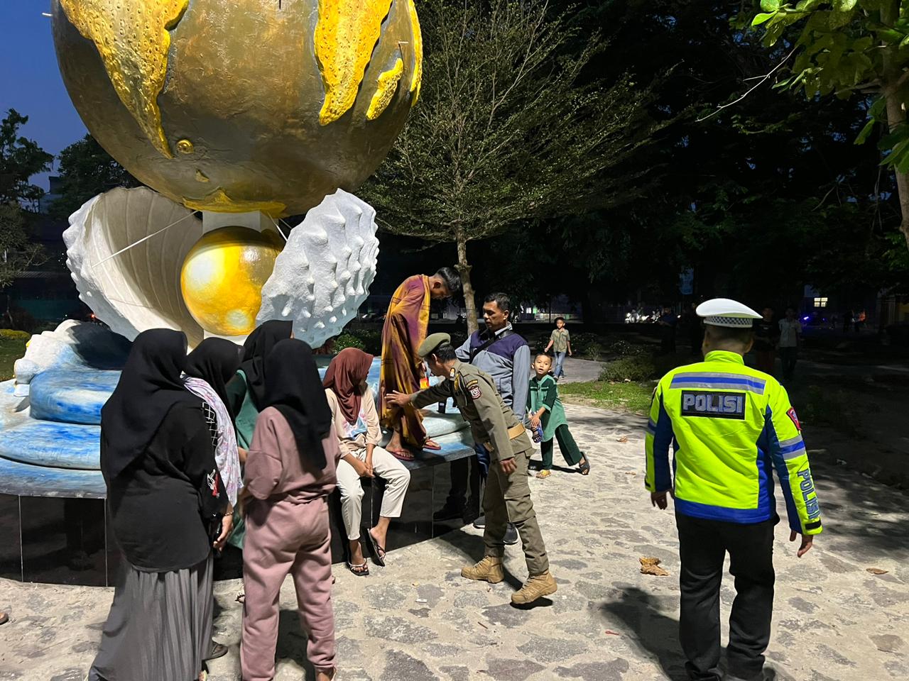 Polres Tanjungbalai menggelar patroli subuh.