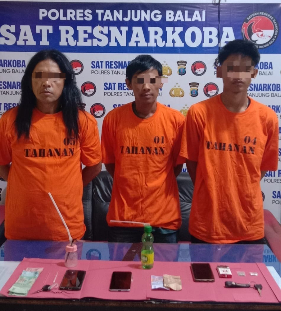 Ketiga tersangka pengedar dan pemakai ekstasi saat diamankan di Polres Tanjungbalai.