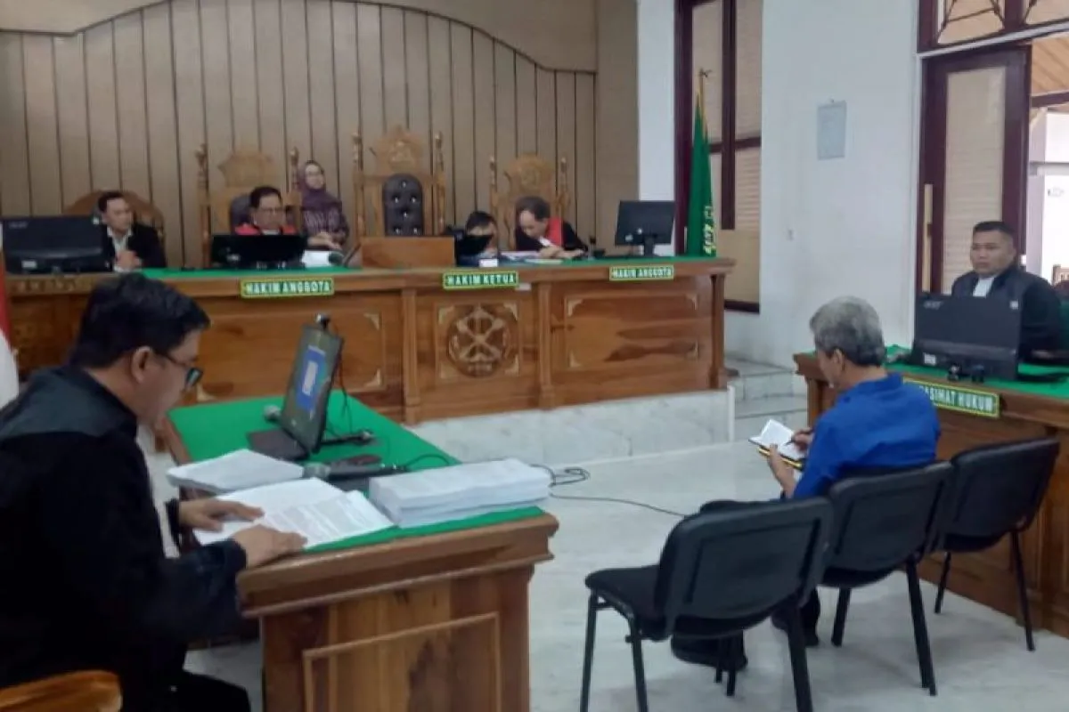 Mantan Bupati Mangindar Simbolon menjalani persidangan dengan agenda pembacaan tuntutan, terkait kasus korupsi izin pembukaan lahan di Kabupaten Samosir.