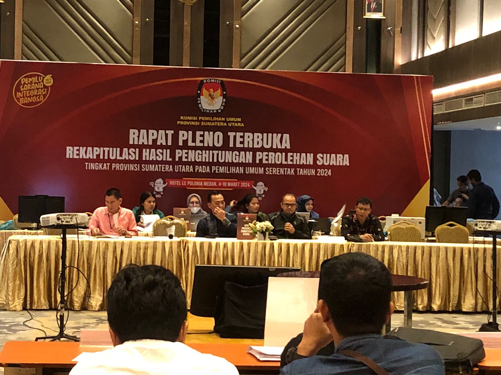 Suasana rapat pleno terbuka KPU Sumut di Lee Polonia Hotel Jalan Jenderal Sudirman, Medan, Rabu 13 Maret 2024. (PRAN/METRODAILY)