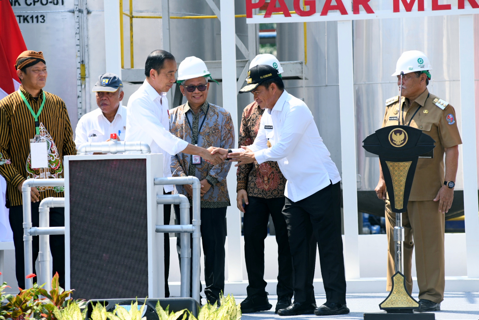 Pj Gubernur Sumut &nbsp;Hassanudin mendampingi Presiden RI Joko Widodo meresmikan Pabrik Minyak Makan Merah Pagar Merbau, Kabupaten Deliserdang, Kamis (14/3/2024).