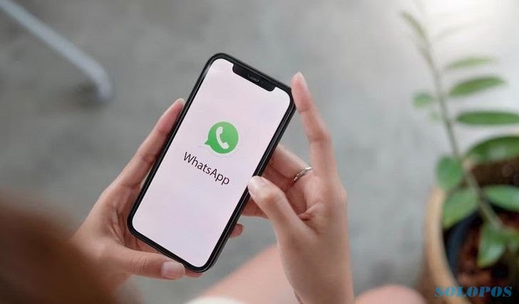 Ilustrasi membuka aplikasi WhatsApp. (Freepik)