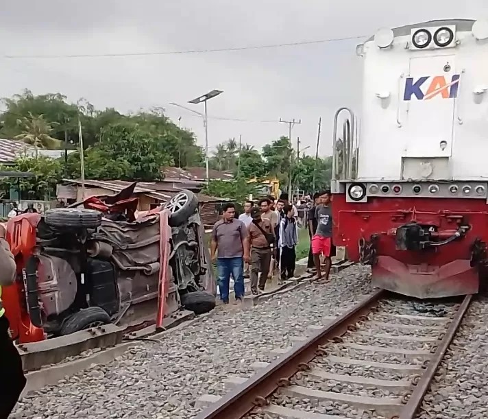Mobil Agya yang dikendarai korban terbalik usai ditabrak KA di pintu perlintasan KA tanpa palang.