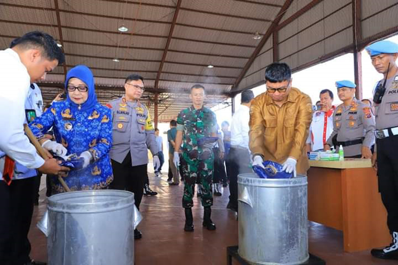 Kapolres Labuhanbatu AKBP Bernhard L Malau saat pemusnahan sabu di aula Mapolres Labuhanbatu, Senin (18/3).