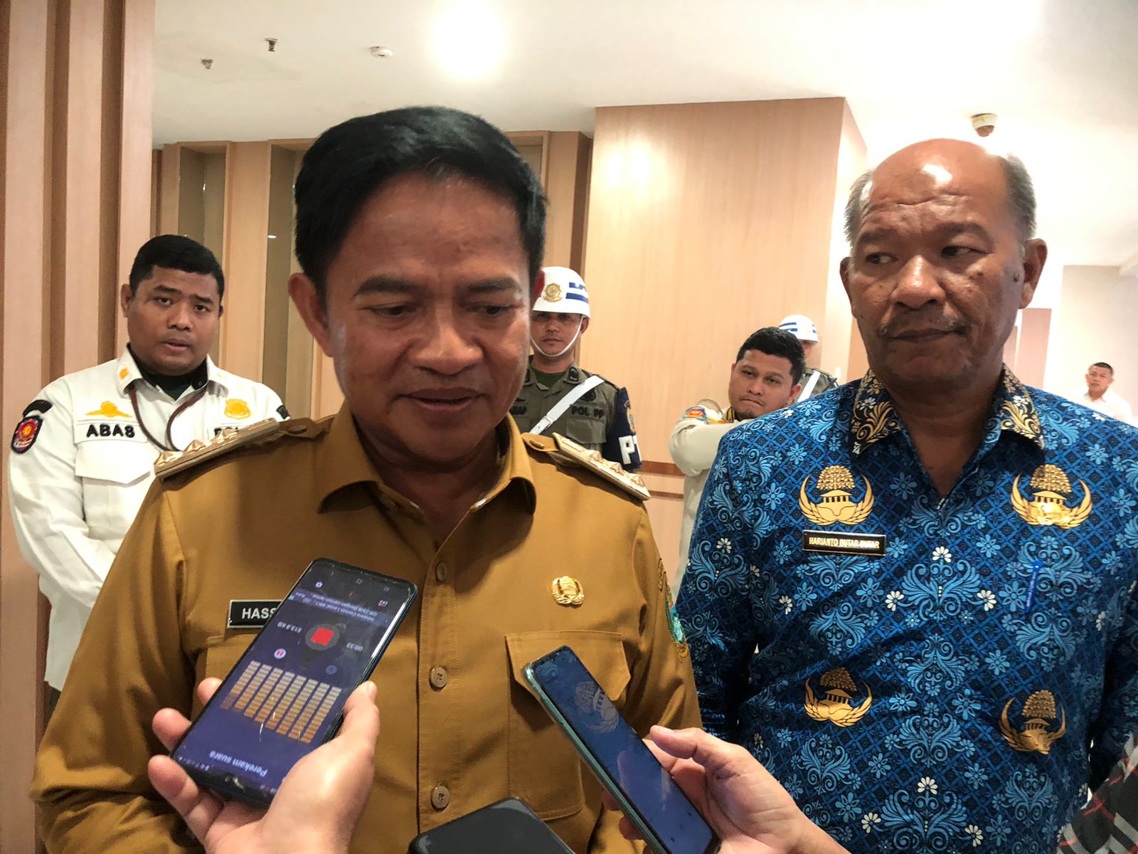 Pj Gubernur Sumut, Hassanudin menjawab wartawan di Kantor Gubsu Jalan Pangeran Diponegoro No.30, Medan, Senin 18 Maret 2024.